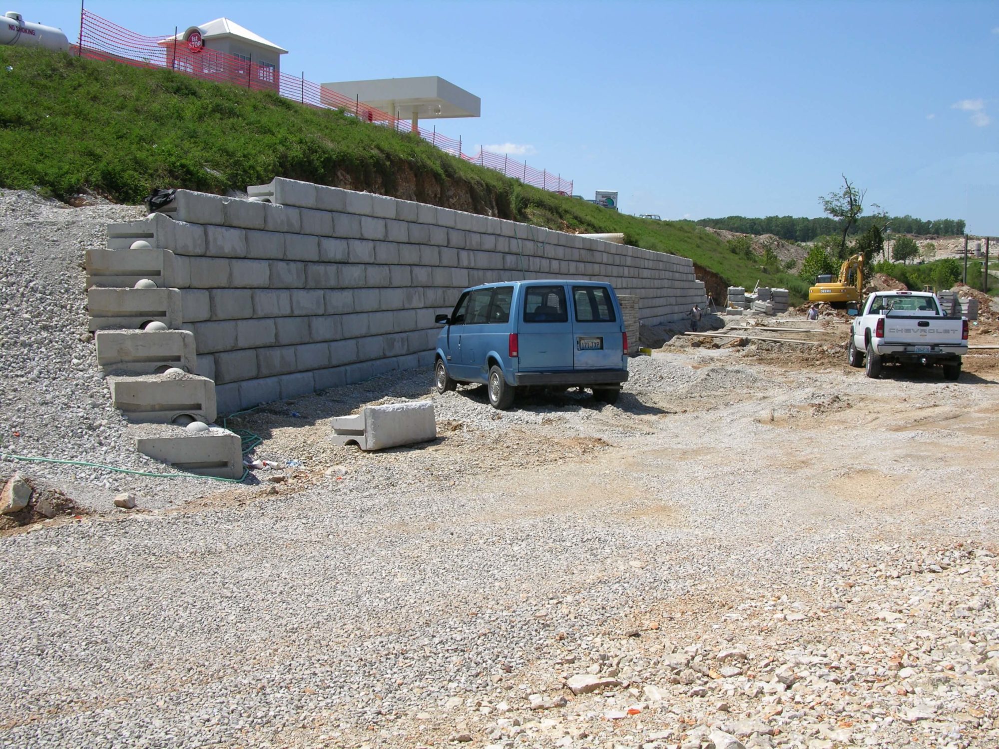 RediRock Gravity Wall Blocks by SI Precast during Installation SI
